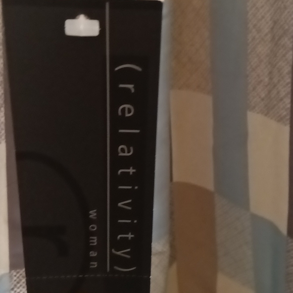 FINAL PRICE NWT relativity off white/bone 3/4 sleeve v-neck blouse w embroidery - Picture 4 of 4